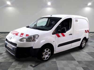 la petite camionnette blanche est garée sur un carrelage à carreaux