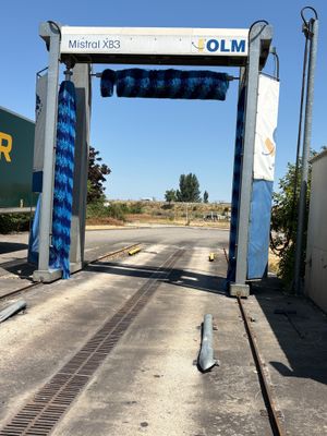 une photo d'une station de lavage située au bord de la route