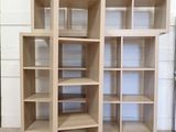 deux bibliothèques au milieu d'une pièce