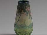 un vase vert orné d'une peinture représentant un arbre