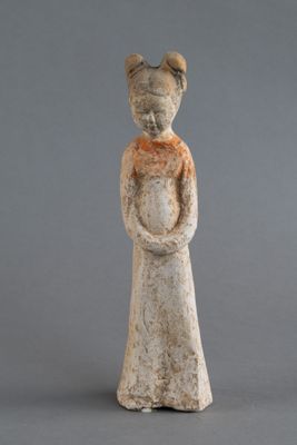 statue d'une femme tenant un bébé dans ses bras