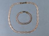 collier, bracelet et parure de bracelets avec un fermoir plaqué or