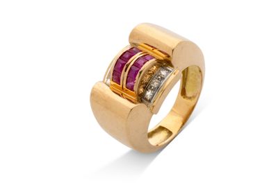 un gros plan d'une bague en or sertie d'un rubis et de diamants