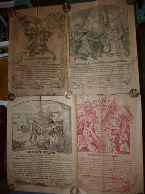 Plusieurs pages de livres anciens sont exposées sur une table