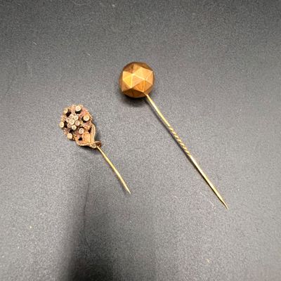deux bijoux posés sur une table