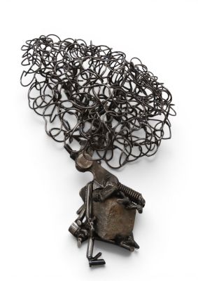 une image représentant une sculpture d'un homme avec un arbre sur la tête