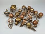 de nombreux objets métalliques de toutes sortes sur une surface blanche