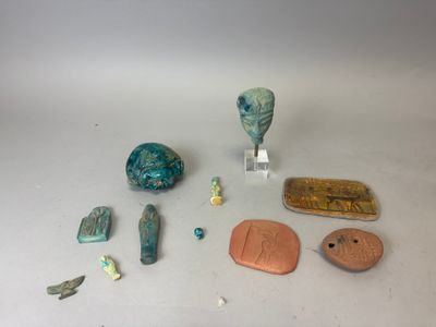 certains objets sont posés sur une surface blanche