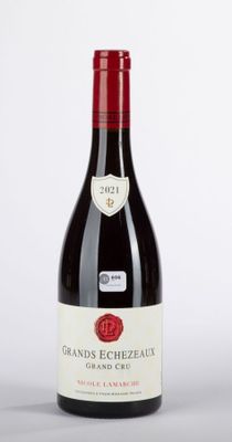 gros plan d'une bouteille de vin sur une surface blanche