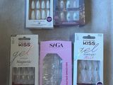 Trois boîtes d'ongles artificiels sont posées les unes à côté des autres sur une table