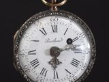 une montre de poche ancienne avec des chiffres romains et des chiffres romains sur le cadran
