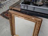 une table sur laquelle se trouve un miroir