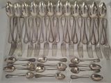 un lot de cuillères et fourchettes en argent dans une boîte