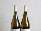 deux bouteilles de vin posées sur une table en bois