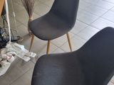 two chairs that are sitting in the middle of a room