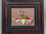 peinture représentant un verre à vin et des baies sur un napperon en dentelle