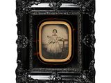 une vieille photo d'une jeune fille en robe blanche