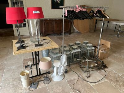 une pièce où il y a tout un tas d'objets par terre