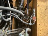 un faisceau de flexibles raccordés à l'arrière d'un tracteur