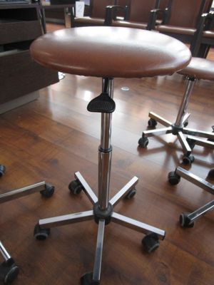 quatre chaises et une table posées à même le sol dans une pièce