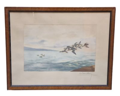 tableau représentant des oiseaux volant au-dessus de l'eau par temps nuageux