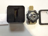 une montre posée dans une boîte à côté d'un étui à montre