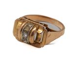 Gros plan sur une bague contenant une pierre