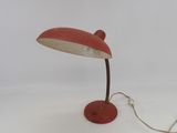 une image représentant une lampe de bureau munie d'un cordon