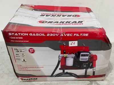 emballage représentant une boîte rouge et blanche avec une image en noir et blanc d'une machine rouge et blanche
