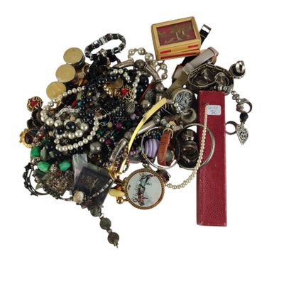 une pile de bijoux assortis sur une surface blanche