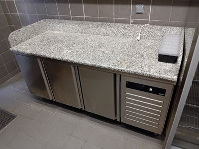 une cuisine avec un évier et un réfrigérateur