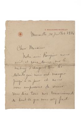 une feuille de papier sur laquelle est écrite une lettre à la main