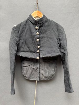 une vieille veste accrochée à un crochet au mur
