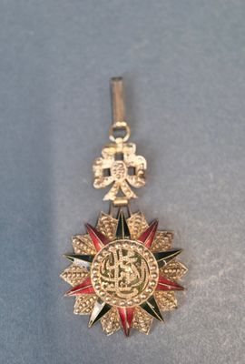 un gros plan d'une médaille d'or ornée d'une étoile