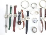 tout un tas de montres posées les unes à côté des autres sur une table