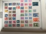 une photo d'une photo de timbres sur une feuille de papier