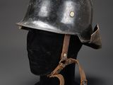 un gros plan d'un casque sur une tête de mannequin