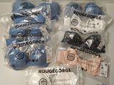 de nombreux objets emballés dans des sacs en plastique posés sur la table