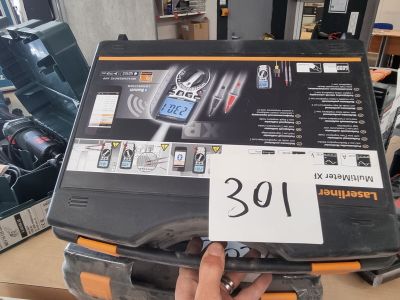 une personne tenant un ordinateur portable sur lequel est apposée une étiquette de prix