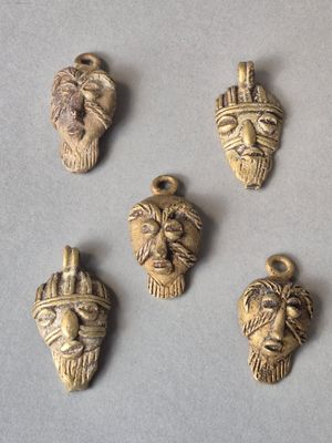 5 pendentifs en fer figurant des personnages.