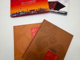 deux livres posés sur une table l'un à côté de l'autre