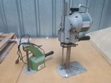 une machine posée sur une table à côté d'un morceau de bois