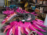 une table sur laquelle sont posées plein de plumes roses