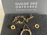 Ensemble collier et boucles d'oreilles plaqués or, présenté dans un coffret cadeau
