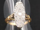 un gros plan d'une bague en or sertie d'une pierre blanche