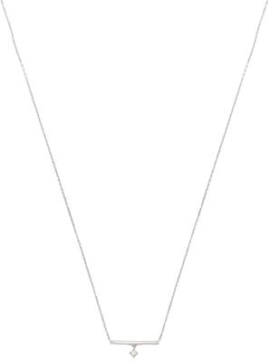 un collier en or blanc orné d'un diamant, monté sur une chaîne