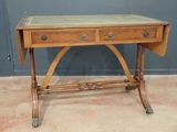 une petite table en bois avec deux tiroirs