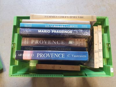 de nombreux livres empilés les uns sur les autres dans une caisse verte