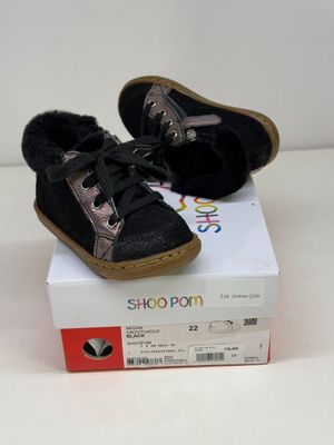 une paire de chaussures qui se trouve sur le dessus d'une boîte