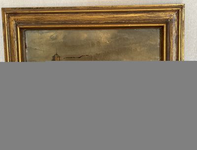 un miroir ancien dans un cadre doré, représentant un voilier sur l'eau